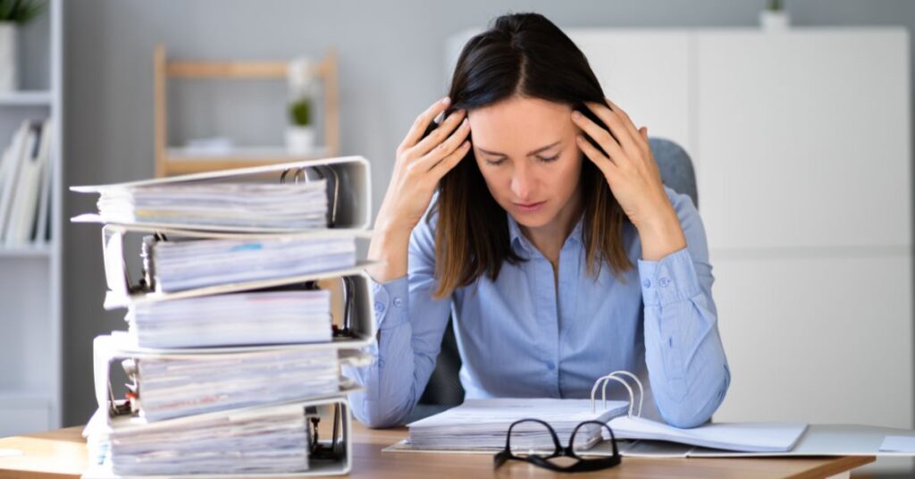 職場内でシカトする人への対処法は？