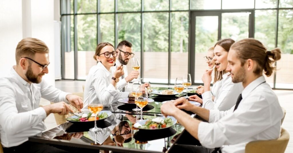 社会人になると、会社の飲み会に