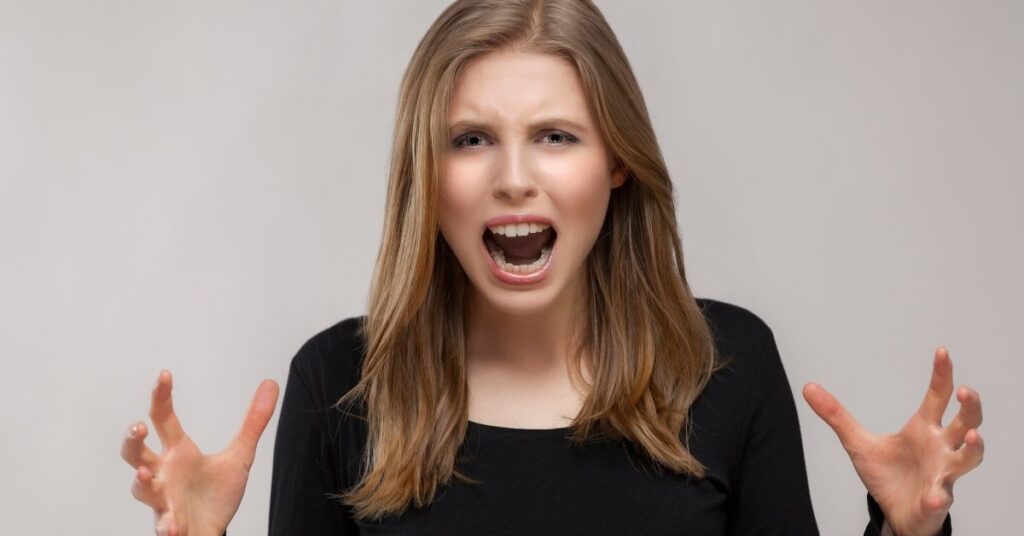 自分が気に入らないと怒る女