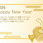 おしゃれでかわいい年賀状テンプレート（2025年・令和7年版）。ゴールドカラーのグラデーション背景に、打ち出の小槌と白蛇のかわいいイラスト。打ち出の小槌は豊作を