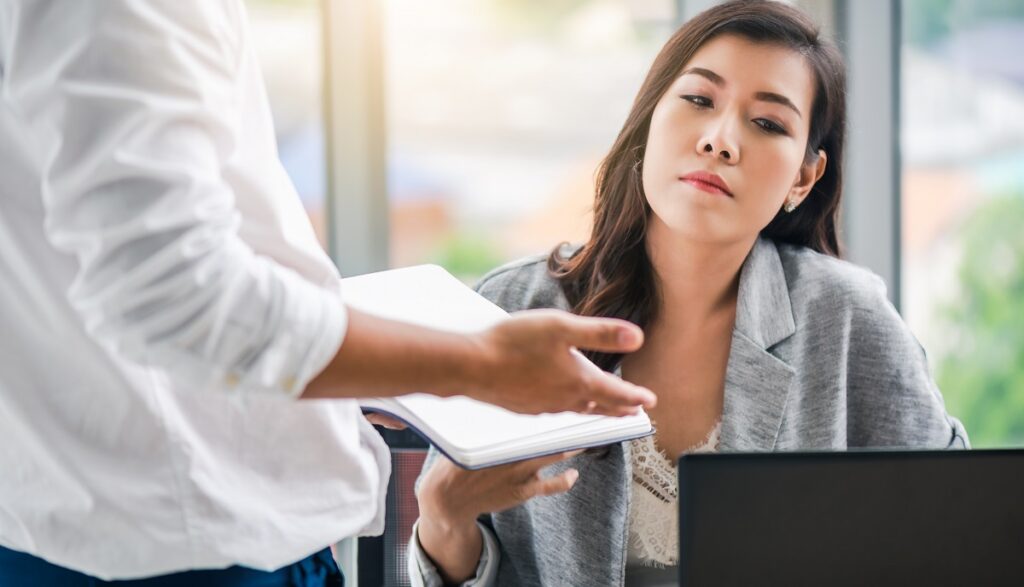 女性社員に意地悪してくる男性が