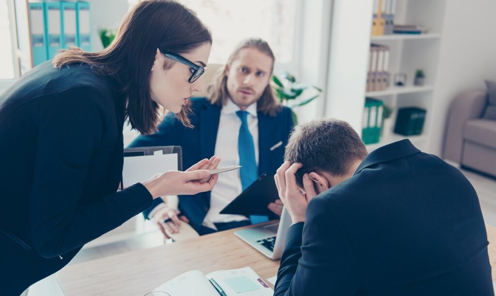 立場の弱い人に強く出る人が職場