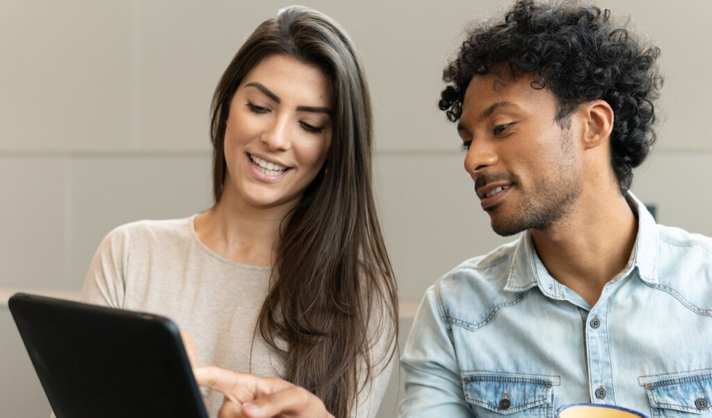 職場で二人きりになると話しかけてくる女性は脈あり？脈なし？かを教えてください。仕事や業務の話は普通にするけど周りに人がいると話さないけど二人になると話しかけてく