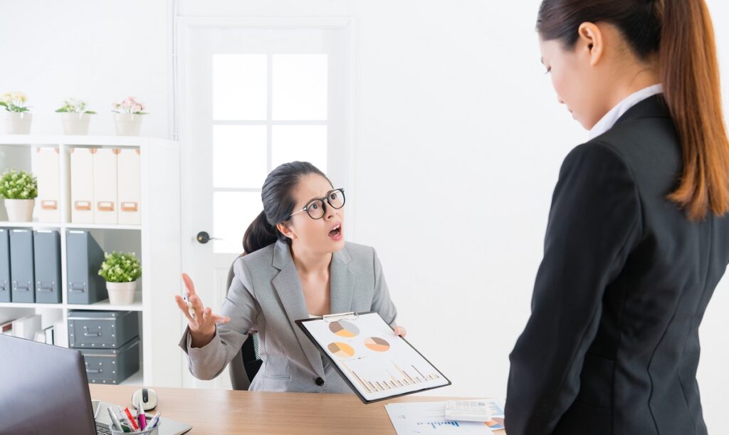 職場の上司が自分にだけ当たりが強い時の対処方法を教えてください！理由は分からないけど周りの同僚などと比べて自分にだけ「なんだか厳しい言い方だな」「他の人より当た