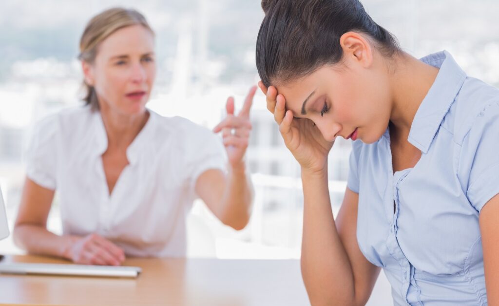 職場で特定の人にイライラする原因や対策を教えてください！男性でも女性でも何故だか気になって目に入るとイラっとしてしまう人っていますよね？特定の人に何故だかイライ