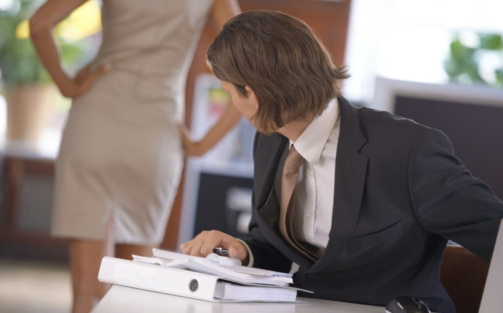 職場で女好きな上司の特徴や行動