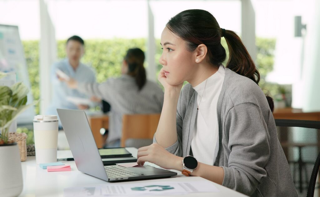 職場で話す人がいない時の対処方法を教えてください！口下手な訳じゃないけども話す人が少ないなって感じてしまう人も多いはずです。どうしても自分からは積極的に話しかけ