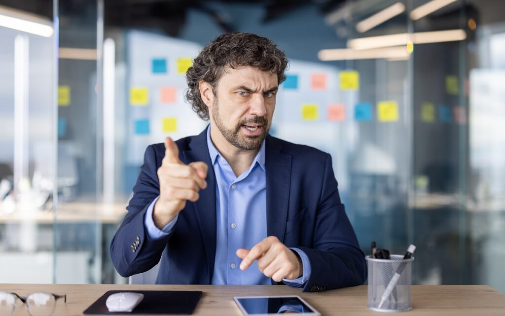 職場で正論で追い詰める上司の特徴を教えてください！部下のメンタルを追い込むような発言をする上司は男性でも女性でもいますよね？そこまで追い詰めなくても良いのにって
