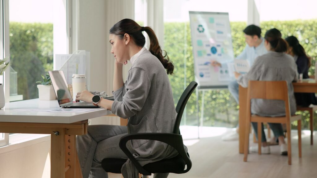 職場に馴染めない人の特徴と対策をお願いします！仕事はしているけど何故だか孤独だったり、仲間外れにされている感がある雰囲気の時ってありますよね！？職場で周りと上手