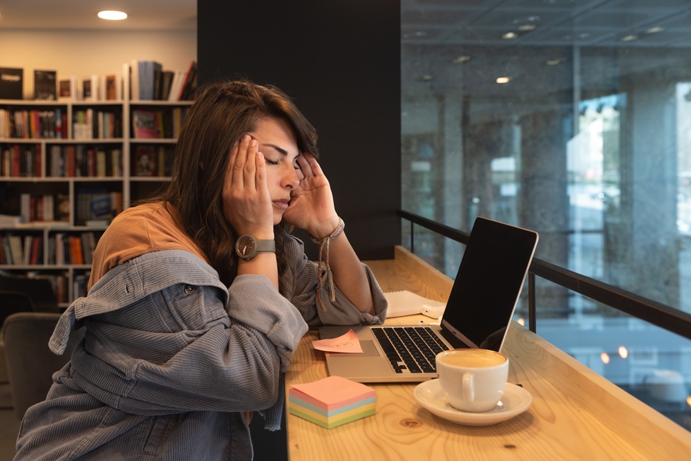 チヤホヤされる新人がうざいと感じてしまい自分の心の狭さに落ち込みます。最近入ってきた新人が、周囲から何かと可愛がられていて、少し注意されても「まだ慣れてないから