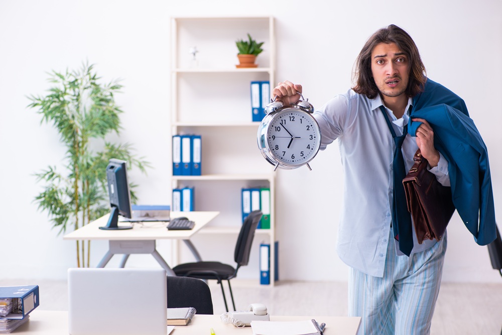 遅刻を繰り返す後輩に頭を抱えて