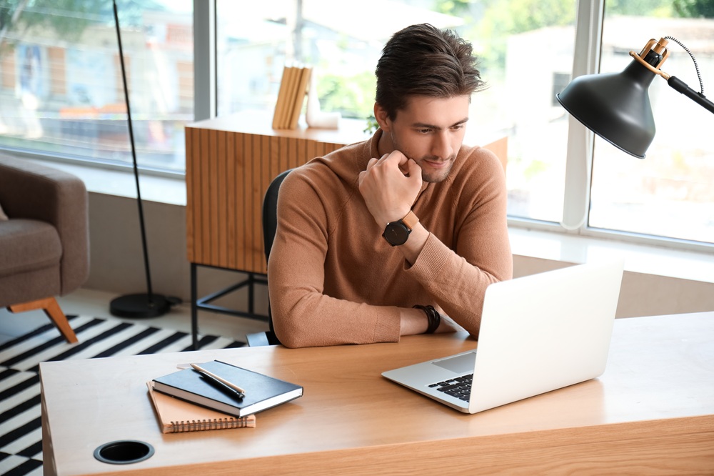 隣の部署の上司がかっこよすぎて意識してしまいます！業務上のやり取りはほとんどないのですが、会議や廊下ですれ違うたびにドキッとしてしまい、集中力が切れることもあり