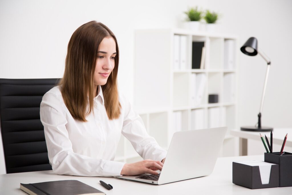 朝帰りで出勤する女後輩の勤務態