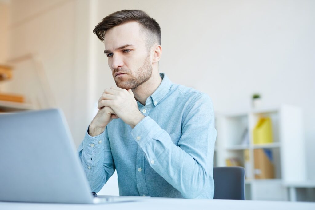 自信を持てない上司のもとで働く