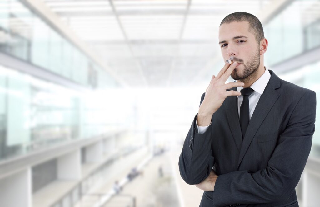 喫煙で長く離席する部下にイライ