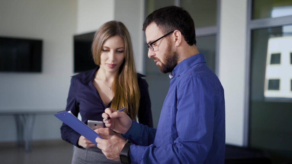 部下を言動を信じることができな