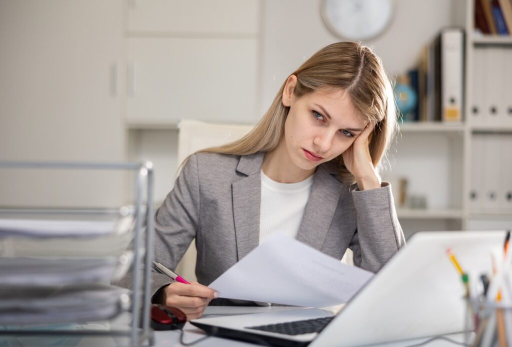 性格の悪い女の先輩が面倒でどう