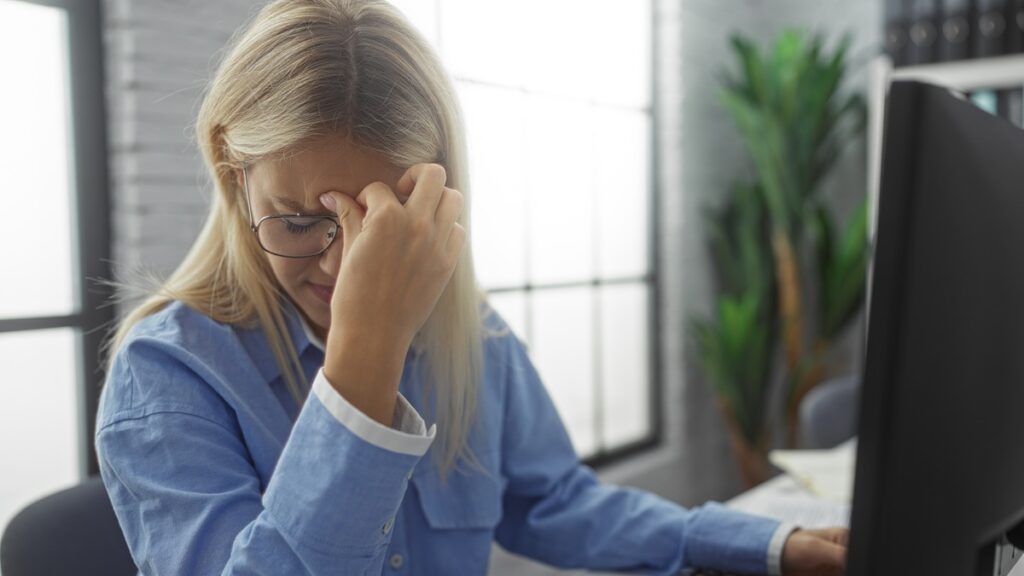 私の前の席の人が仕事中にため息